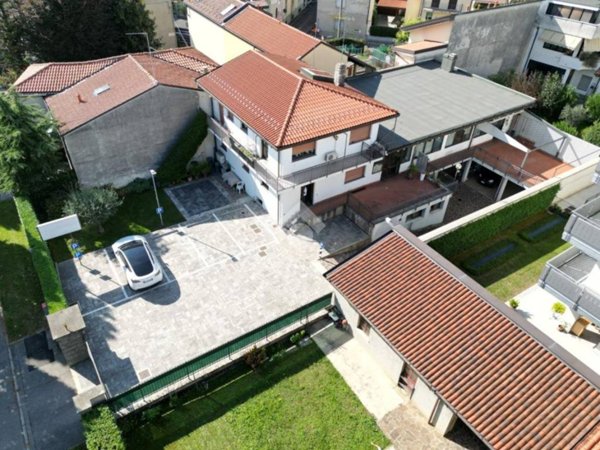 locale commerciale in vendita a Carate Brianza