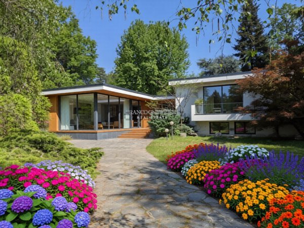 casa indipendente in vendita a Carate Brianza