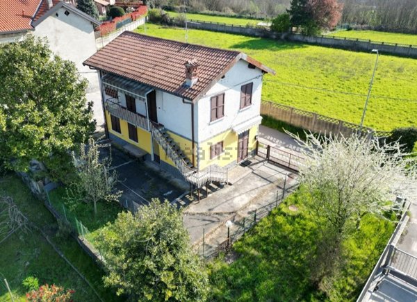 appartamento in vendita a Carate Brianza in zona Costa Lambro