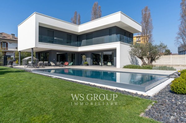 casa indipendente in vendita a Carate Brianza