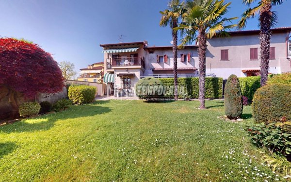 appartamento in vendita a Carate Brianza in zona Costa Lambro