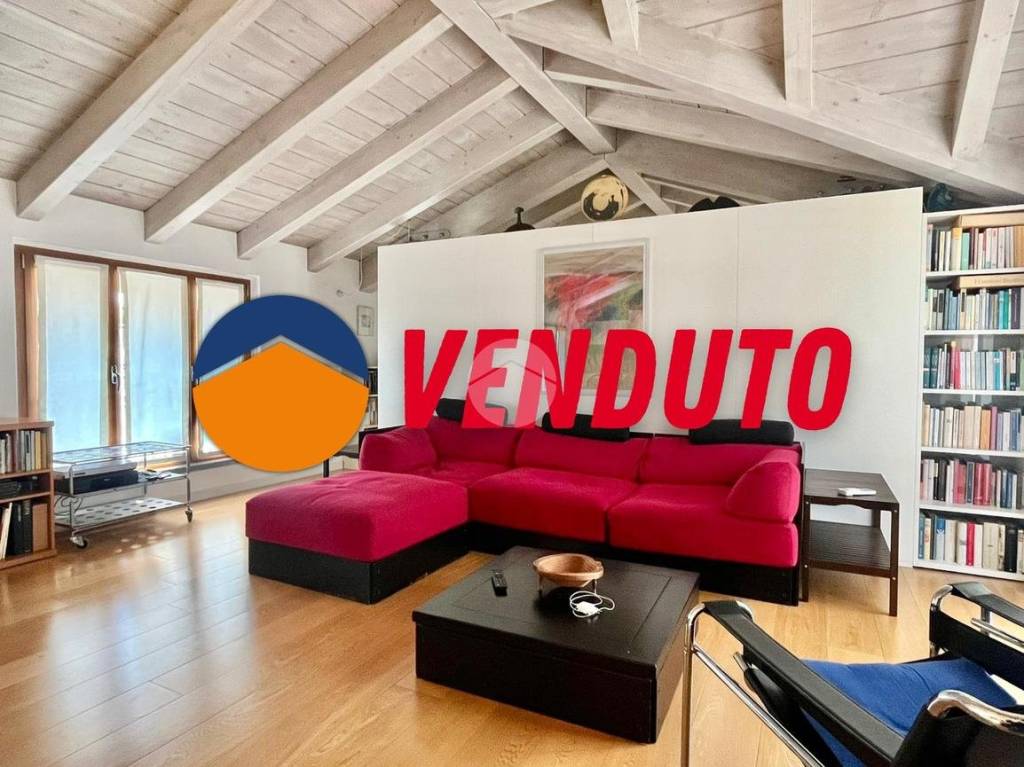 appartamento in vendita a Carate Brianza in zona Costa Lambro