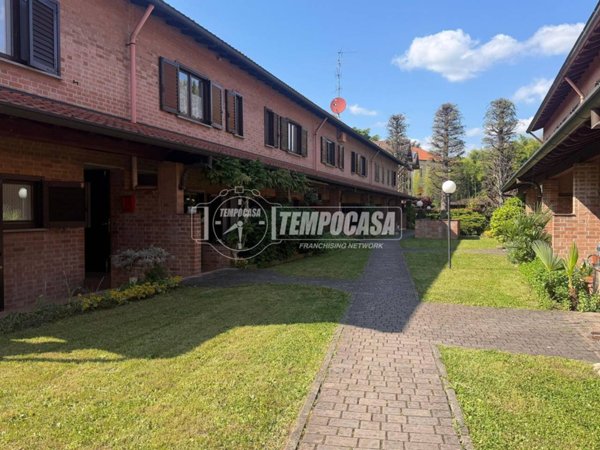 appartamento in vendita a Carate Brianza in zona Costa Lambro