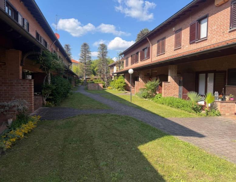 casa indipendente in vendita a Carate Brianza in zona Costa Lambro