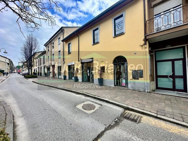locale commerciale in vendita a Carate Brianza