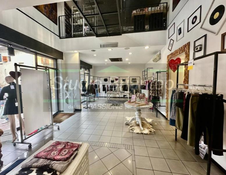 locale commerciale in vendita a Carate Brianza in zona Costa Lambro