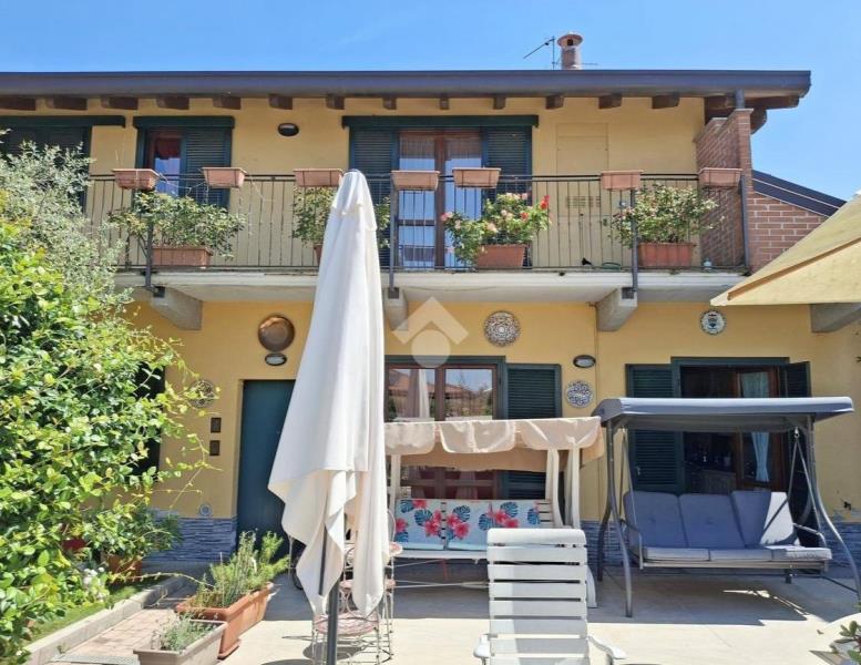 casa indipendente in vendita a Carate Brianza in zona Costa Lambro