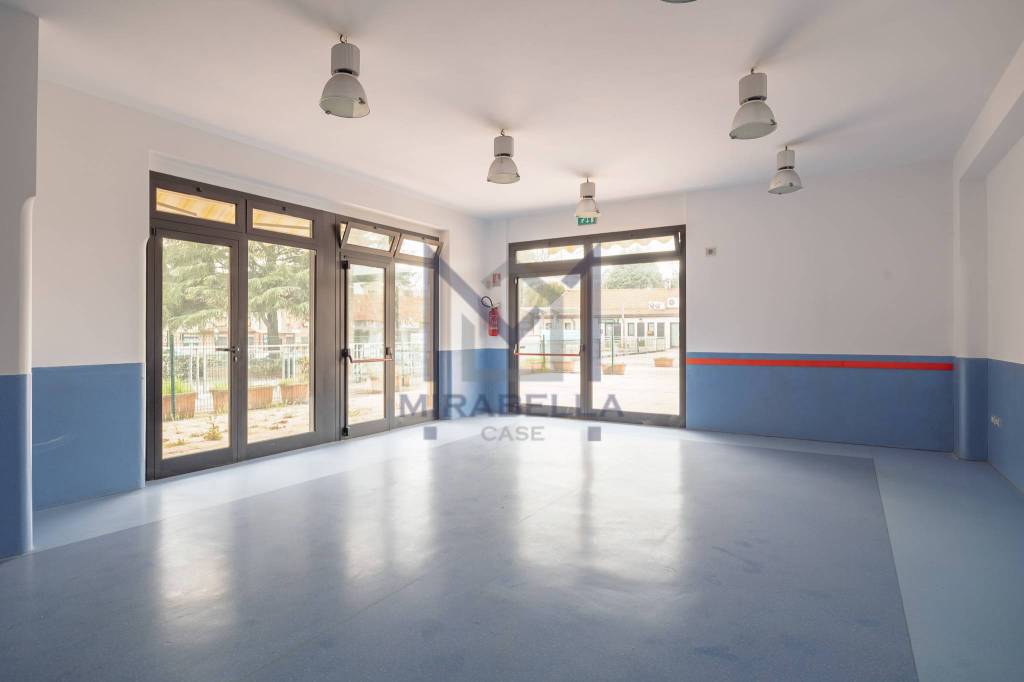 negozio in vendita a Carate Brianza in zona Agliate
