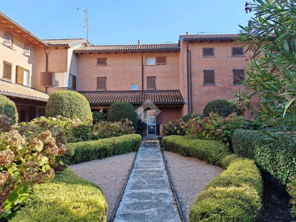 appartamento in vendita a Carate Brianza in zona Costa Lambro