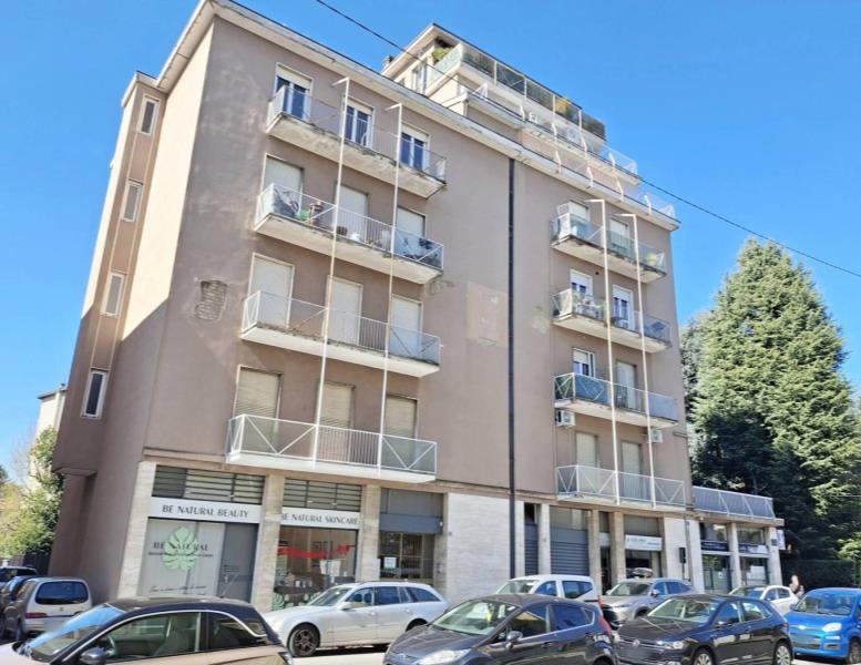 appartamento in vendita a Carate Brianza in zona Costa Lambro