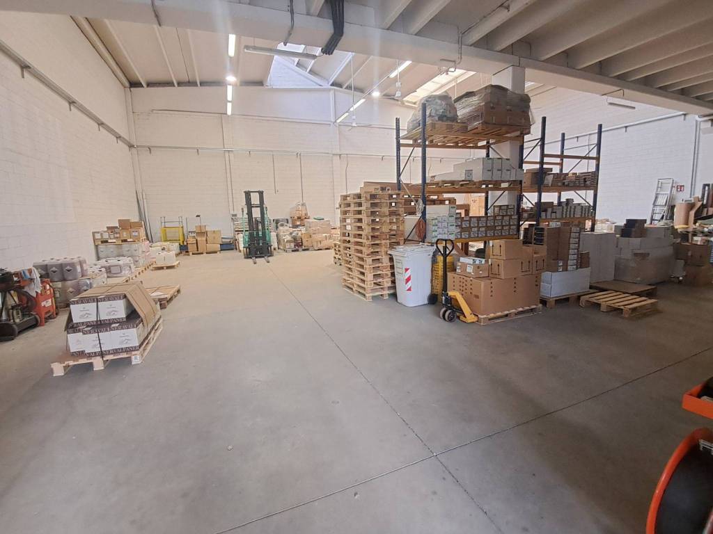 locale commerciale in vendita a Carate Brianza