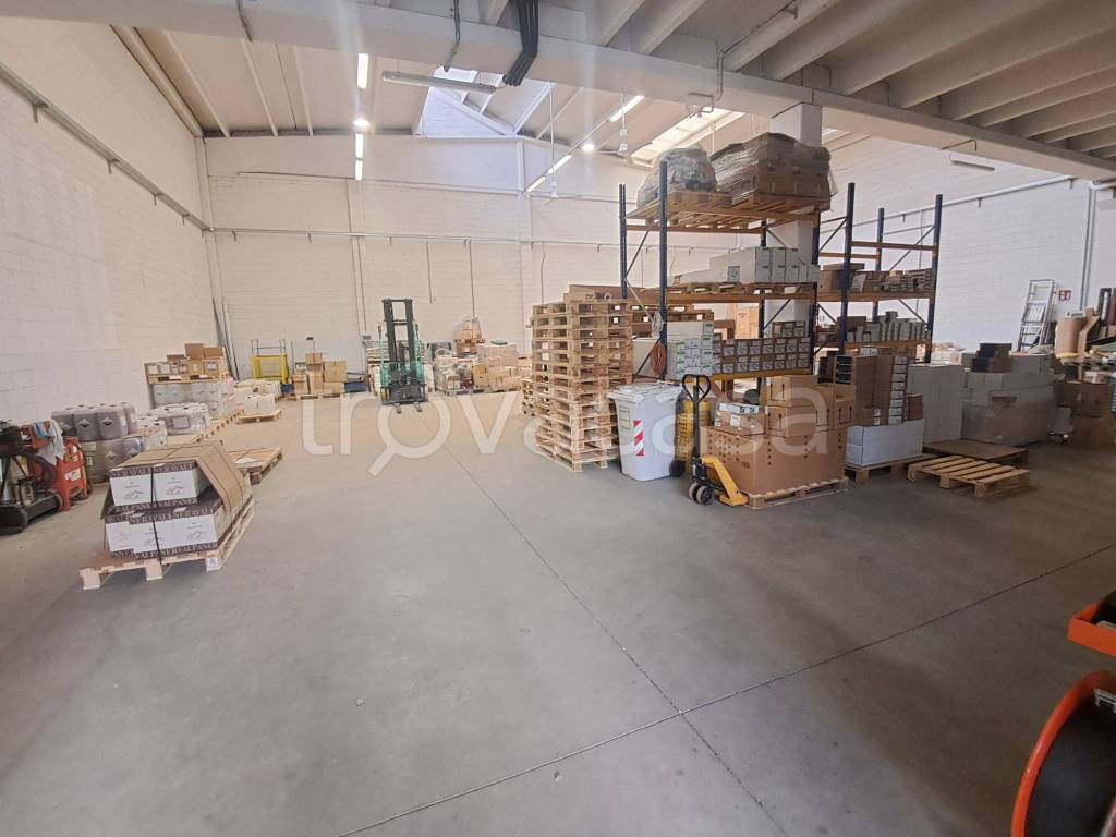 locale commerciale in vendita a Carate Brianza in zona Agliate