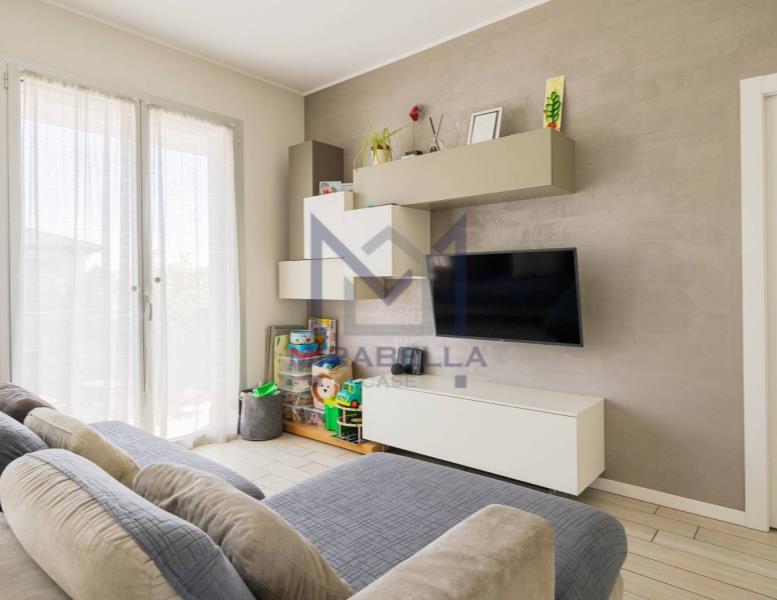 appartamento in vendita a Carate Brianza in zona Costa Lambro
