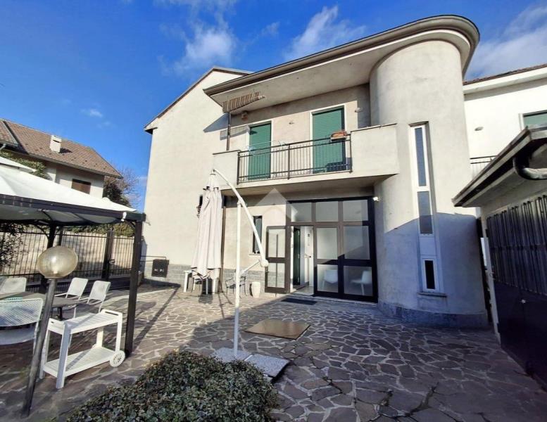 casa indipendente in vendita a Carate Brianza in zona Agliate