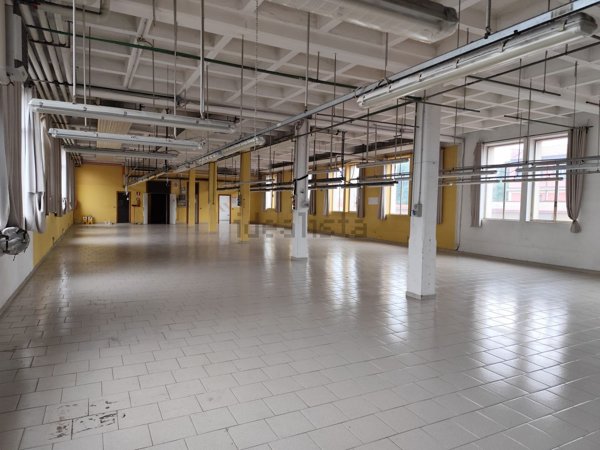ufficio in vendita a Carate Brianza in zona Agliate