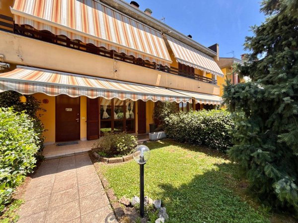 casa indipendente in vendita a Carate Brianza in zona Agliate