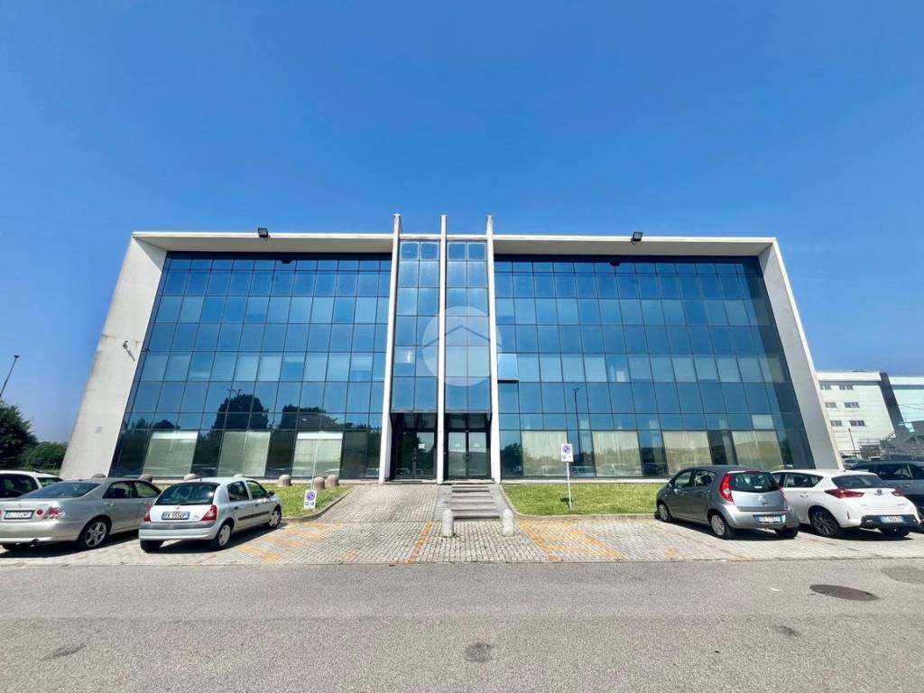 ufficio in vendita a Carate Brianza in zona Agliate