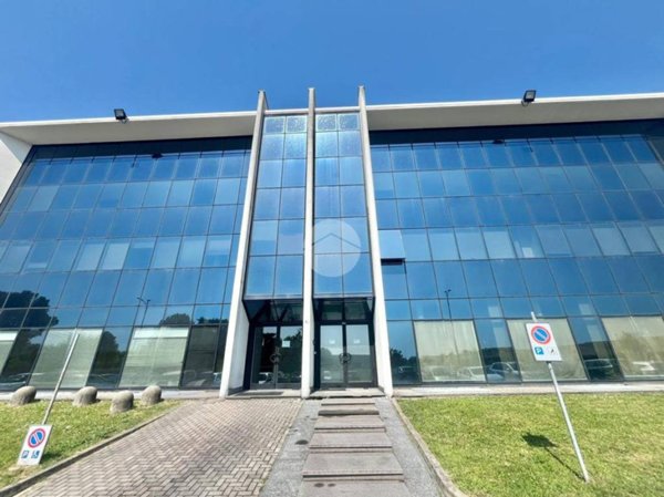 ufficio in vendita a Carate Brianza in zona Costa Lambro