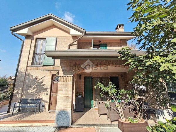 casa indipendente in vendita a Carate Brianza in zona Agliate