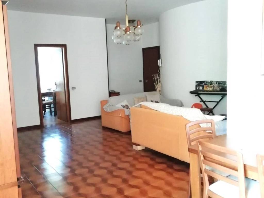 appartamento in vendita a Carate Brianza in zona Agliate