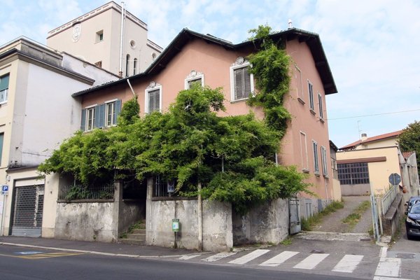 casa indipendente in vendita a Carate Brianza in zona Agliate