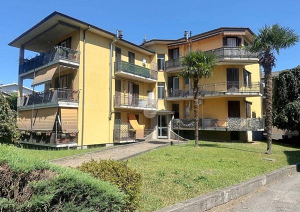 appartamento in vendita a Carate Brianza in zona Costa Lambro