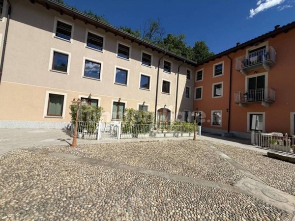 appartamento in vendita a Carate Brianza in zona Costa Lambro