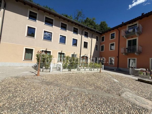 appartamento in vendita a Carate Brianza in zona Costa Lambro