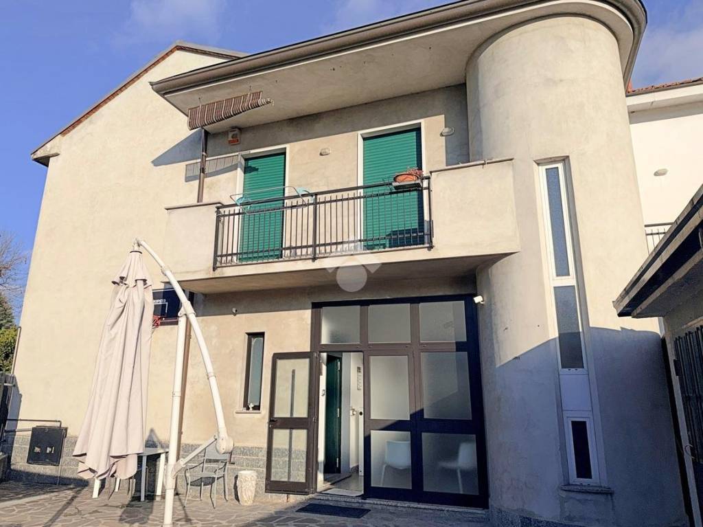 casa indipendente in vendita a Carate Brianza in zona Costa Lambro