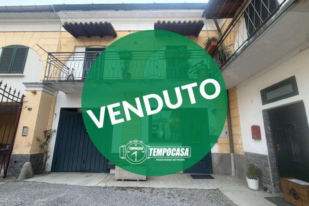 appartamento in vendita a Carate Brianza in zona Agliate