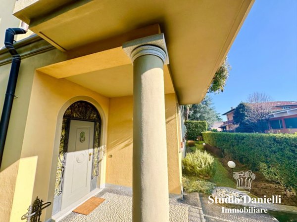 villa in vendita a Carate Brianza in zona Costa Lambro