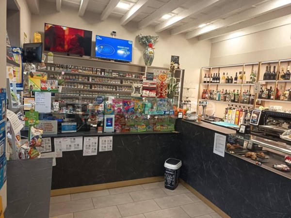 negozio in vendita a Carate Brianza in zona Costa Lambro