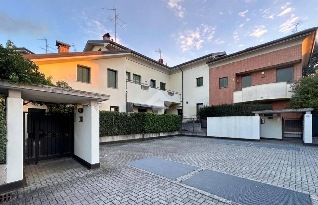 casa indipendente in vendita a Carate Brianza in zona Costa Lambro