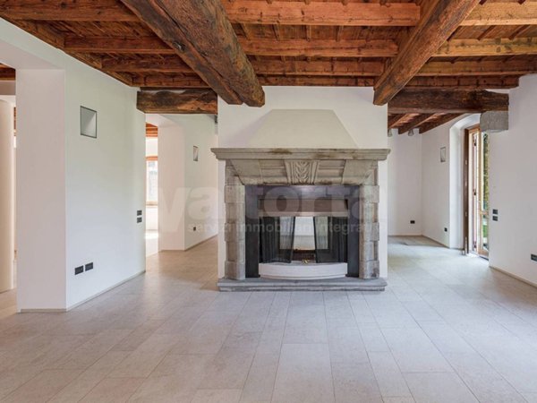 appartamento in vendita a Carate Brianza in zona Costa Lambro