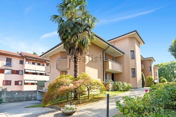 appartamento in vendita a Carate Brianza in zona Costa Lambro
