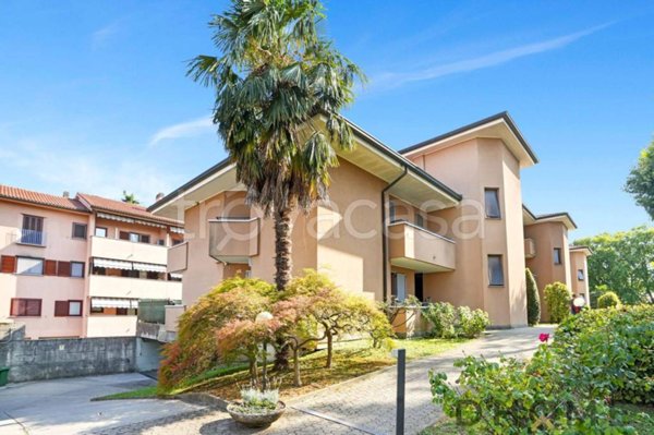 appartamento in vendita a Carate Brianza in zona Costa Lambro