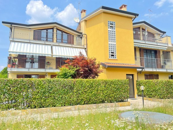 appartamento in vendita a Carate Brianza in zona Costa Lambro