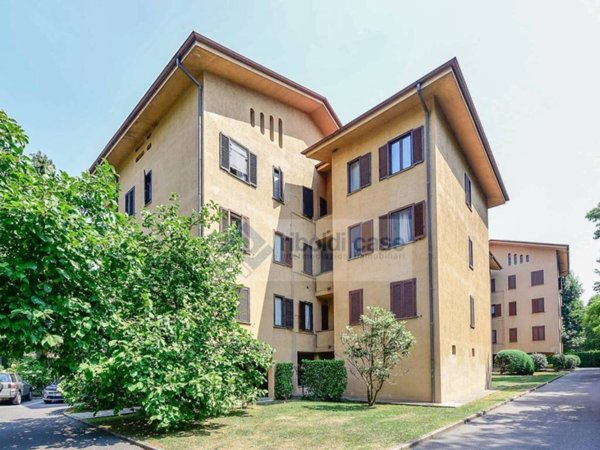 appartamento in vendita a Carate Brianza in zona Costa Lambro