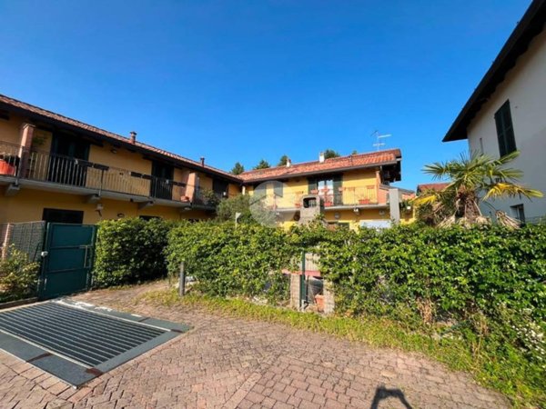 appartamento in vendita a Carate Brianza in zona Costa Lambro