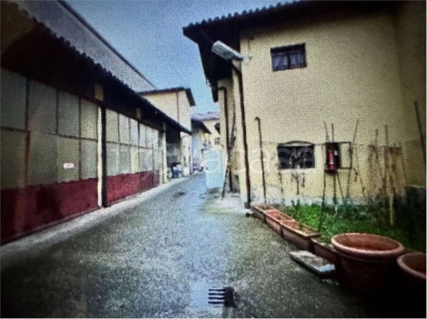 locale commerciale in vendita a Carate Brianza in zona Agliate