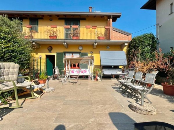 appartamento in vendita a Carate Brianza in zona Costa Lambro