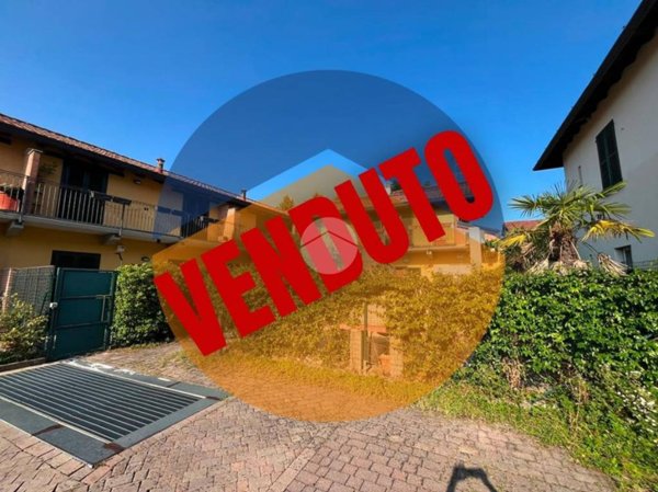 appartamento in vendita a Carate Brianza in zona Costa Lambro