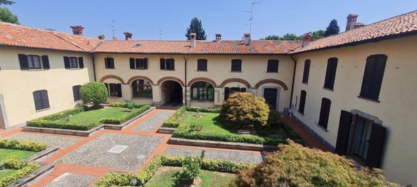 appartamento in vendita a Carate Brianza in zona Costa Lambro