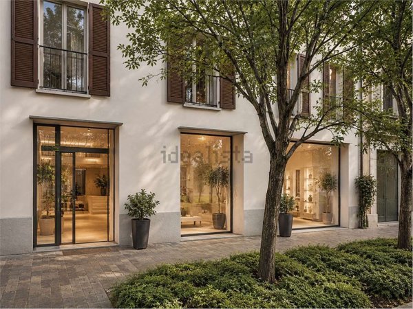 locale commerciale in vendita a Carate Brianza in zona Agliate