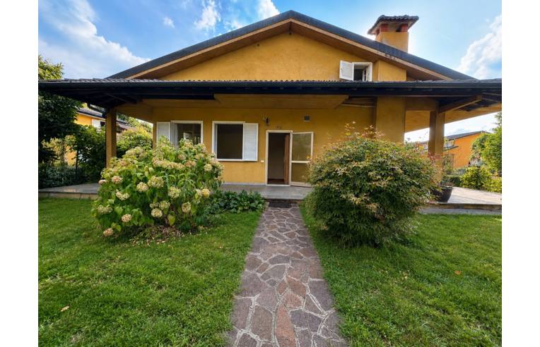 casa indipendente in vendita a Carate Brianza in zona Costa Lambro