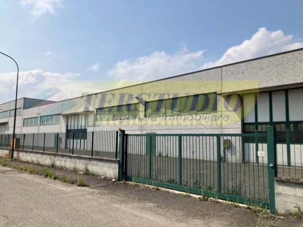 locale commerciale in vendita a Carate Brianza in zona Costa Lambro
