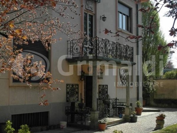 casa indipendente in vendita a Carate Brianza in zona Costa Lambro
