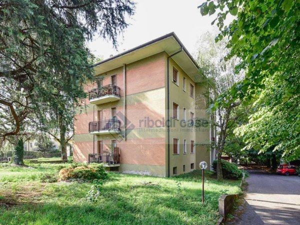 appartamento in vendita a Carate Brianza in zona Costa Lambro
