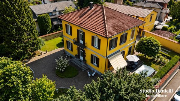 casa indipendente in vendita a Carate Brianza in zona Costa Lambro