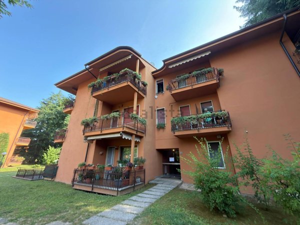 appartamento in vendita a Carate Brianza in zona Costa Lambro